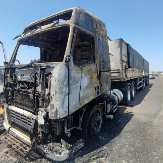 Carreta bitrem pega fogo na BR-467, em Toledo