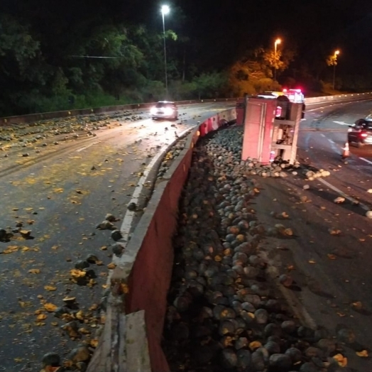 Carreta carregada com abóboras tomba na BR-277 em Matelândia