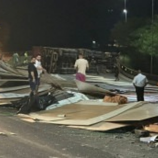 Carreta carregada com chapas de MDF tomba na BR-277, em Matelândia