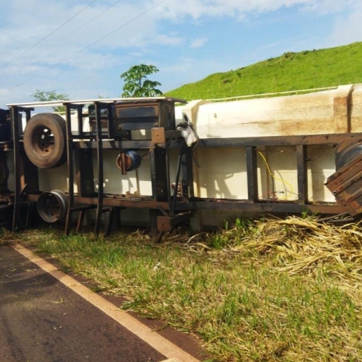 Carreta carregada com farelo tomba em Diamante do Oeste