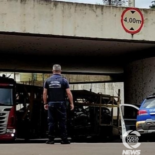 Carreta cegonha fica presa em túnel em São Miguel do Iguaçu