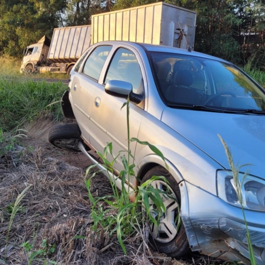 Carreta e corsa se envolvem em acidente na PR 317 em Santa Helena