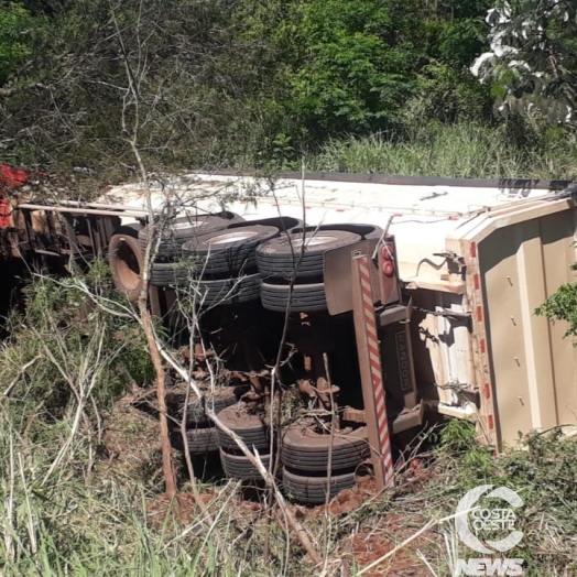 Carreta tomba após ser fechada por veículo em Diamante D