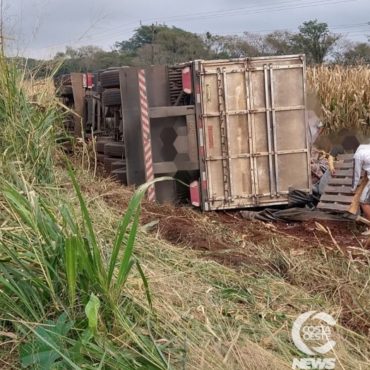 Carreta tomba na BR-277, em São Miguel do Iguaçu