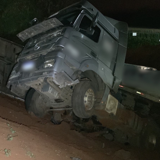 Carretas batem de frente na BR 277 em Santa Tereza do Oeste