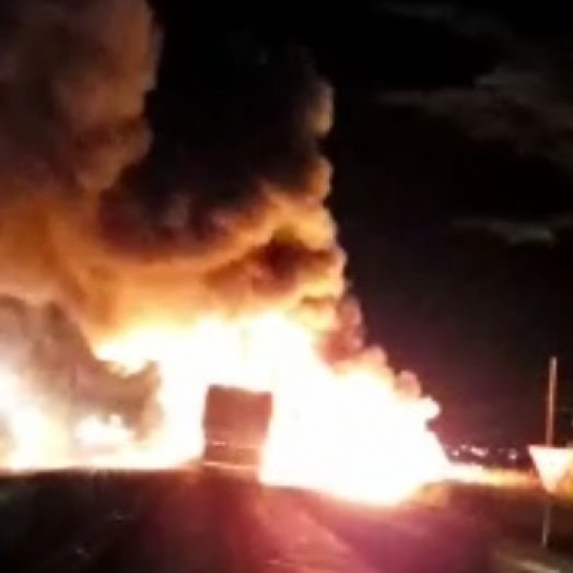 Carretas explodem após batida na BR-163 em Mundo Novo e motorista morre carbonizado