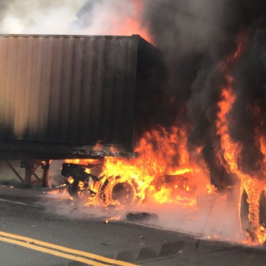 Carretas explodem e motorista morre na BR 277, em Candói