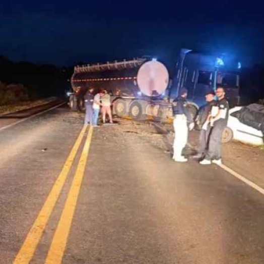 Carro bate de frente contra caminhão no interior do Paraná e deixa cinco mortos na BR-373