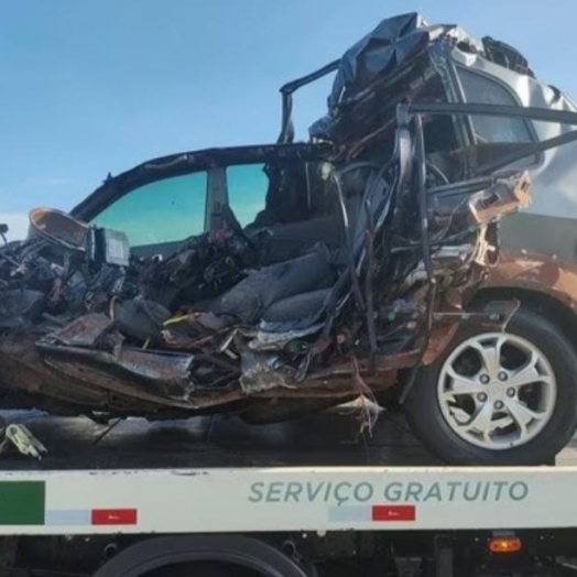 Carro capota após bater de frente com ônibus de trabalhadores na BR-277, diz PRF; condutor do veículo morreu no local