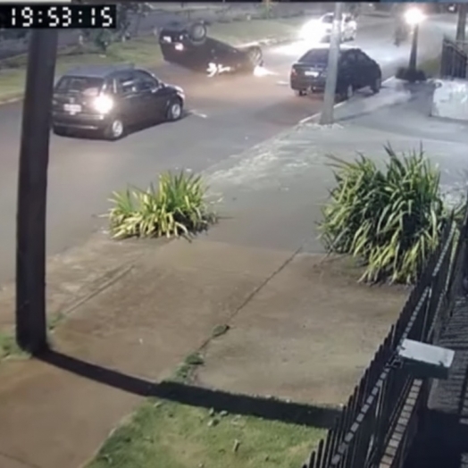 Carro capota após colidir com veículo estacionado em Medianeira