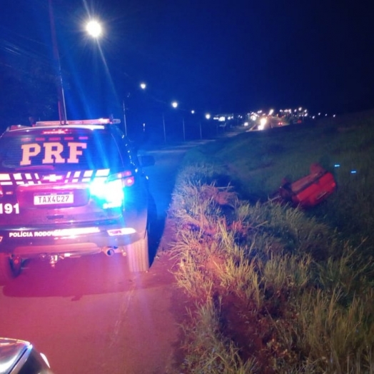 Carro capota em valeta às margens de rodovia em São Miguel do Iguaçu