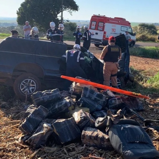 Carro carregado com quase 900 kg maconha sai da pista, capota e motorista fica preso às ferragens no PR