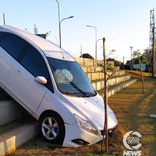 Carro é abandonado em praça pública de Santa Helena após acidente