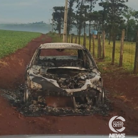 Carro é consumido pelo fogo em Medianeira