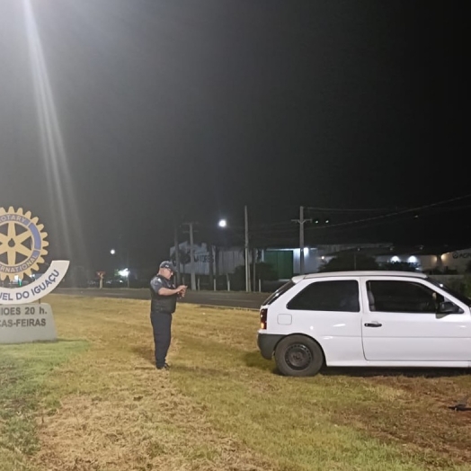 Carro invade canteiro central da BR-277 em São Miguel do Iguaçu