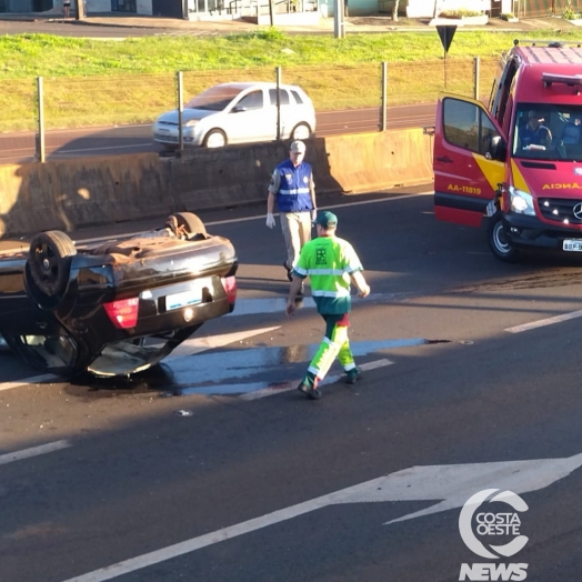 Carro ocupado por três pessoas capota na BR-277, em Medianeira