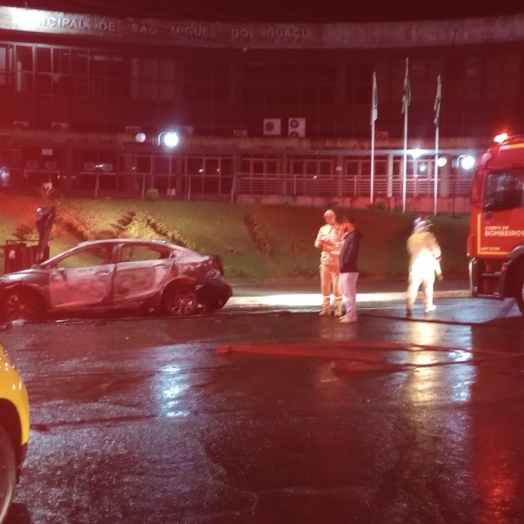 Carro pega fogo no centro de São Miguel do Iguaçu, próximo à prefeitura