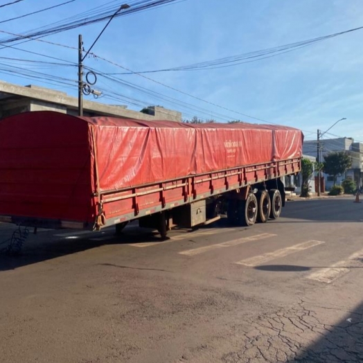 Carroceria de carreta se desprende de cavalinho e fica sobre a via em Santa Helena