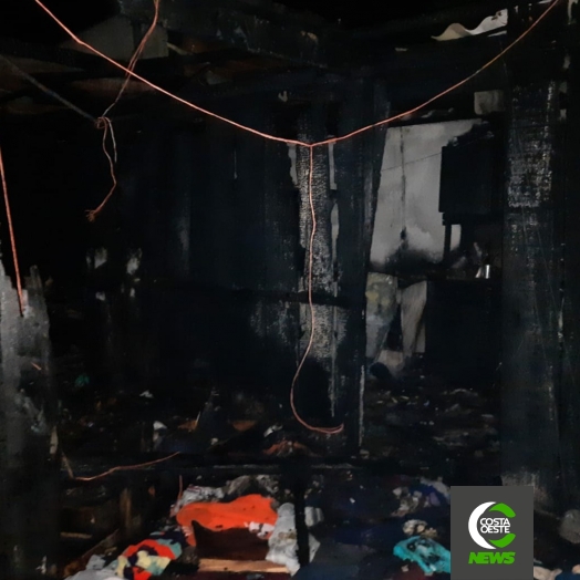 Casa é consumida pelo fogo em Medianeira; ajude a família recomeçar após incêndio