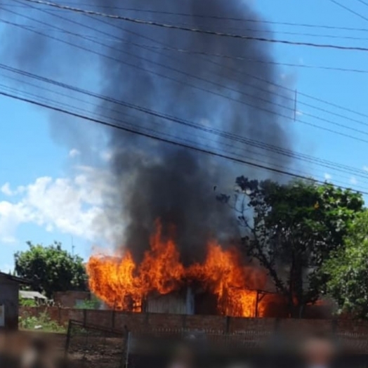 Casa é consumida pelo fogo em Serranópolis do Iguaçu