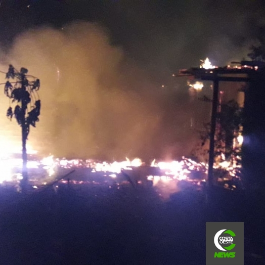 Casa é destruída em incêndio no distrito de Moreninha, em Santa Helena; moradora se mudou no dia anterior