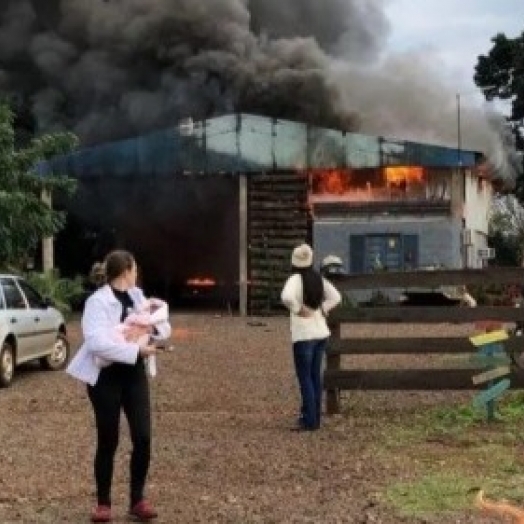 Casa é destruída pelo fogo no KM 5 em Pato Bragado