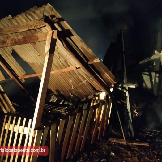 Casa fica totalmente destruída após incêndio em São Miguel do Iguaçu