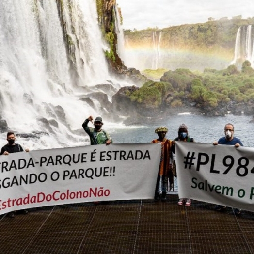 Cataratas do Iguaçu é cenário de protesto contra abertura de estrada em parque nacional