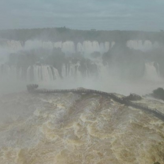 Cataratas do Iguaçu registram 2ª maior vazão da história, segundo Copel; parque fechou acesso à passarela