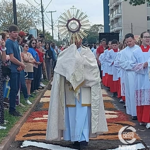Católicos celebram Corpus Christi em Medianeira
