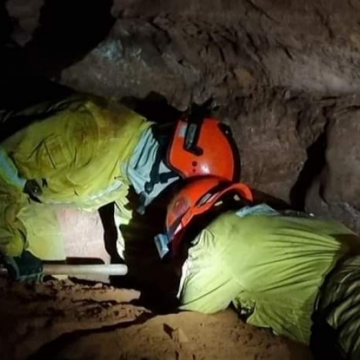 Caverna desaba no interior de SP; 15 bombeiros permanecem soterrados