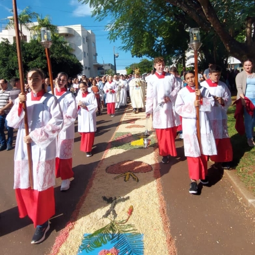 Celebração de Corpus Christi reúne centenas de fiéis em Medianeira