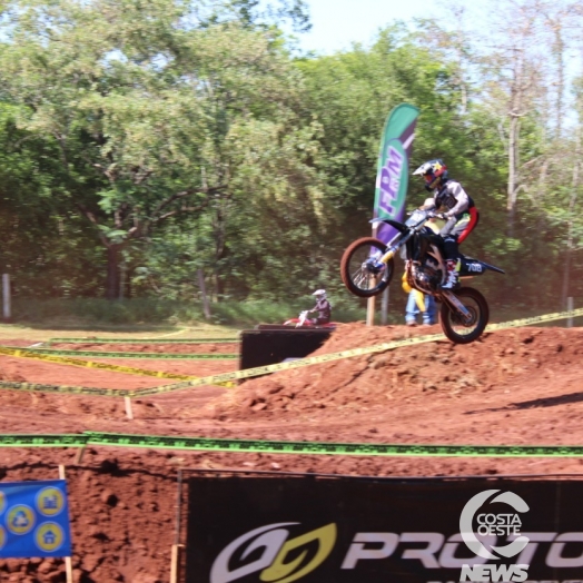 Cerca de 200 pilotos participam neste final de semana do Paranaense de Motocross em Santa Helena