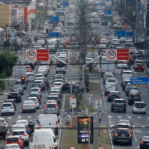 Cerca de 47% dos veículos do Paraná estão com o licenciamento irregular, afirma o Detran