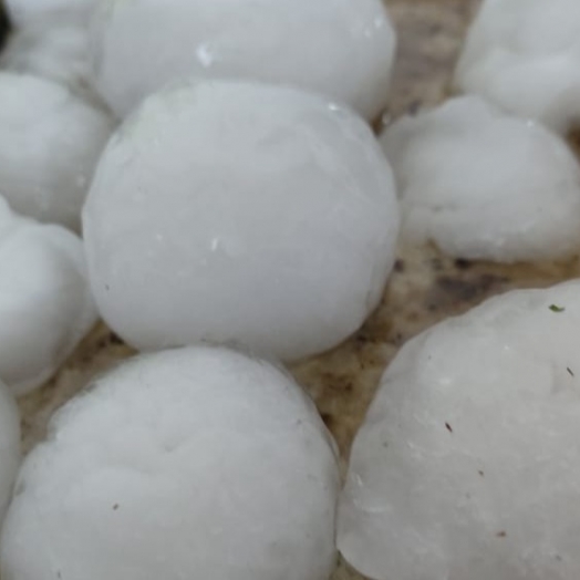 Céu Azul (PR): Chuva de granizo surpreende moradores na madrugada desta quinta (5)