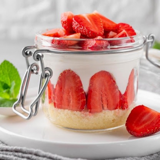 Cheesecake de morango no potinho