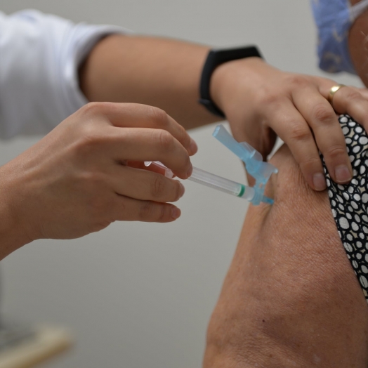 Chegada de novas doses da vacina contra a Covid-19 em Santa Terezinha de Itaipu atende idosos na faixa etária dos 62 a 61 anos