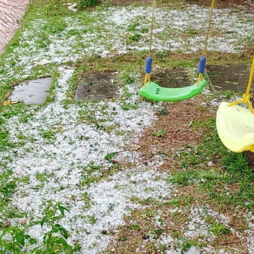 Chuva de granizo assusta moradores e mobiliza motoristas em São Miguel do Iguaçu (PR)