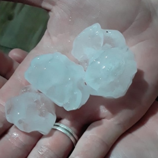 Chuva de granizo causa prejuízos em lavoura de soja em Serranópolis