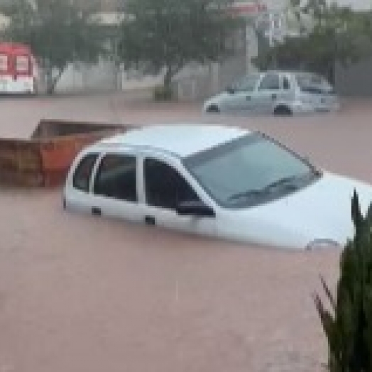 Chuva forte alaga centro de Foz do Iguaçu e causa transtornos no trânsito