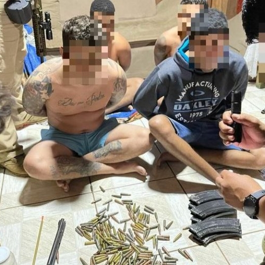 Cinco brasileiros procurados internacionalmente são presos com fuzis no Paraguai