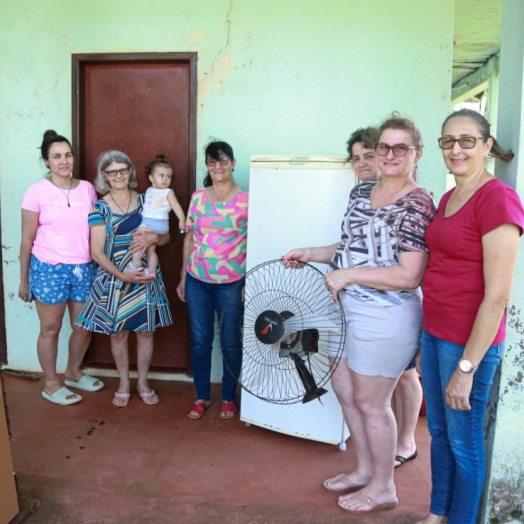 Clube de Mães de Linha Glória recebe doação do Provopar de Missal
