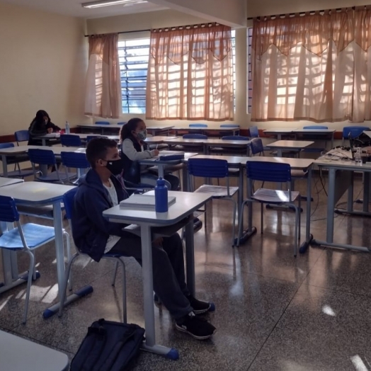 Colégios estaduais iniciam retomada gradual das aulas presenciais em Foz do Iguaçu