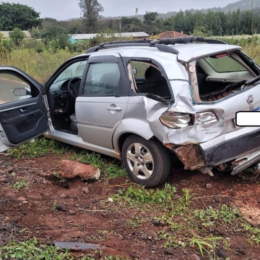 Colisão entre carro e caminhão deixa mulher ferida na PR 317 em Santa Helena