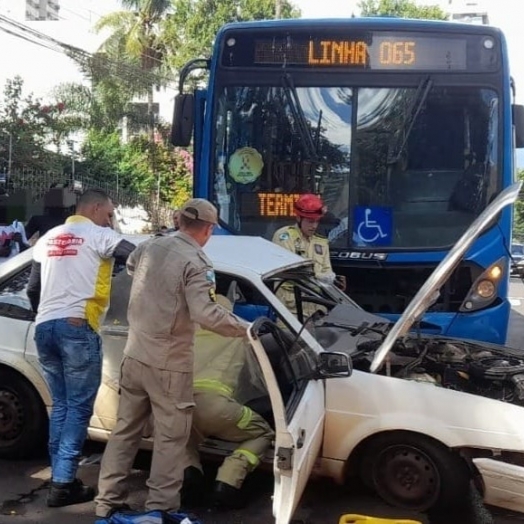 Colisão entre carro e ônibus do transporte público de Foz do Iguaçu deixa duas pessoas feridas