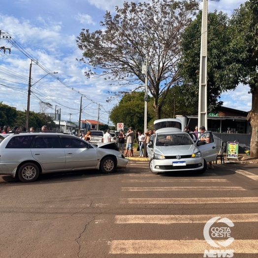 Colisão entre dois carros deixa três feridos no centro de São Miguel do Iguaçu