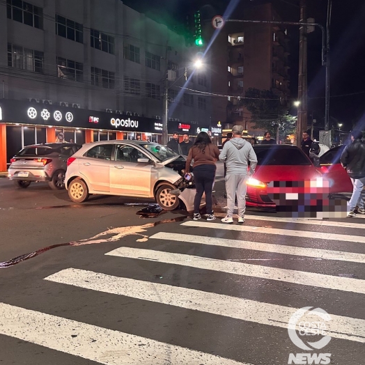 Colisão entre Ford Ka e Golf GTI causa danos materiais no centro de Foz do Iguaçu