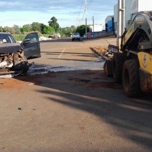 Colisão entre veículo e bobcat é registrada em parque industrial em Santa Helena