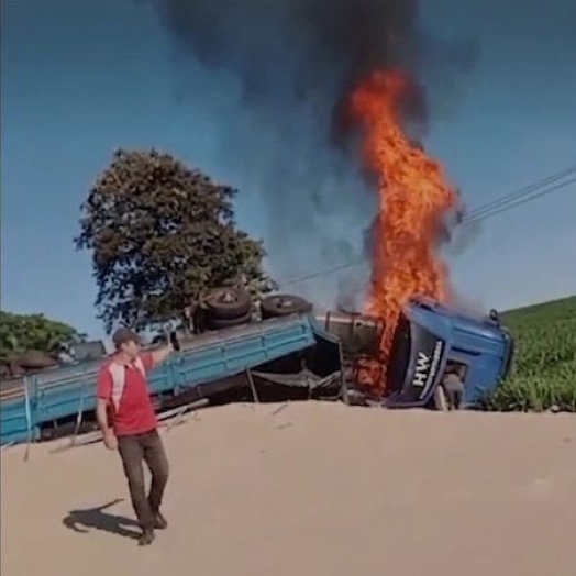 Colisão frontal entre caminhão e caminhonete interdita BR-277 em Céu Azul; pista já está liberada
