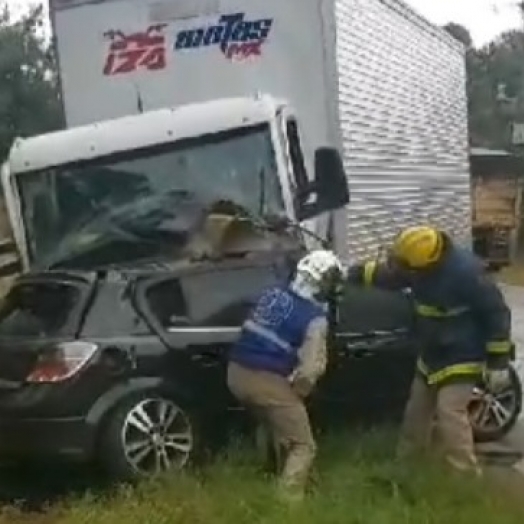 Colisão frontal entre carro e caminhão mata pai e filho de 5 anos em Serranópolis do Iguaçu